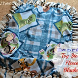 How to DIY a Toy Story Fleece Tie Blanket from @thecardswedrew #DIYBlanket