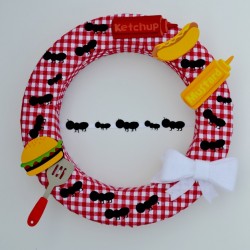 picnic wreath with ants