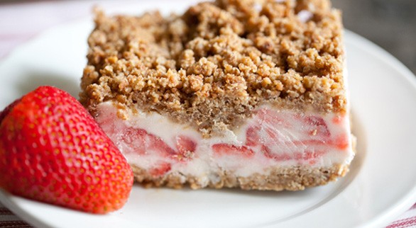2012-07-31-strawberry-crunch-cake-586x322