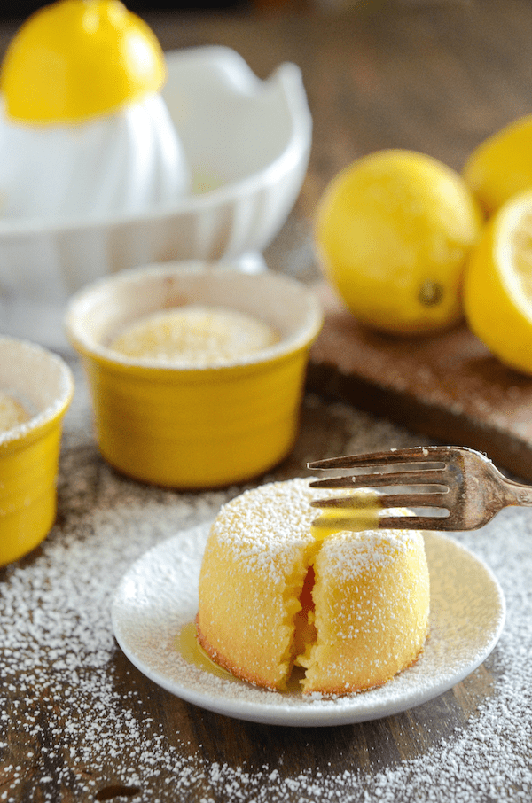 18 Sweet Lemon Desserts | www.thecardswedrew.com