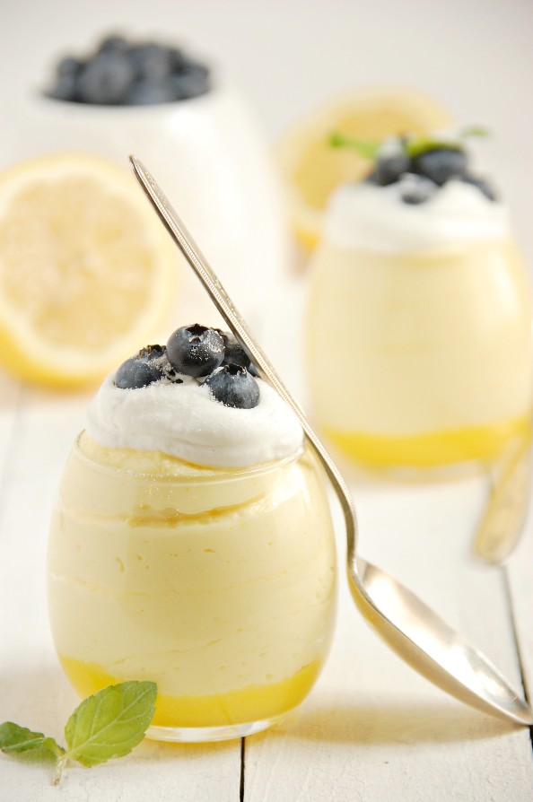 18 Sweet Lemon Desserts | www.thecardswedrew.com