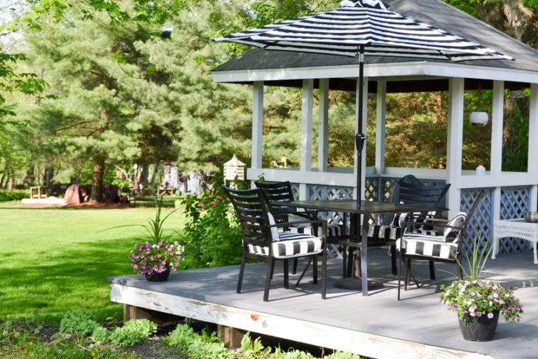 How to Paint Metal Patio Furniture: Patio Furniture Makeover